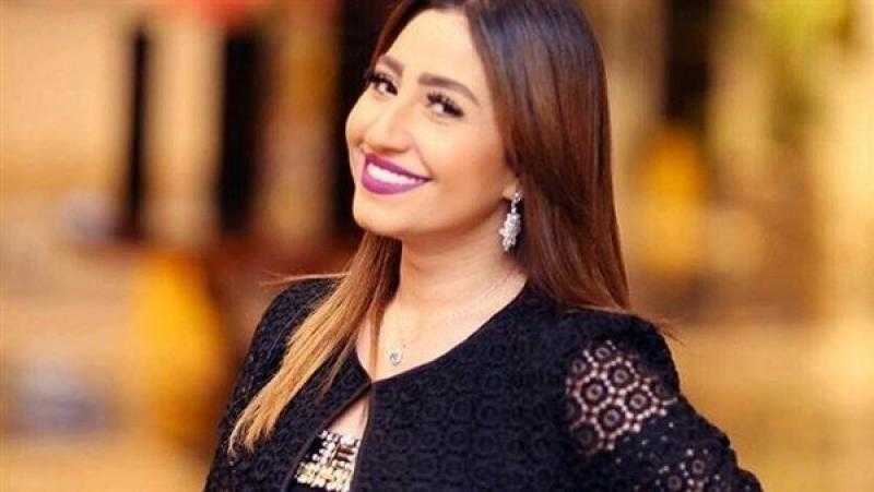 بوسي بمكياج صاخب والأحمر يبرز أنوثتها