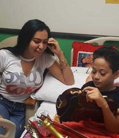 بـ«كاجوال وتي شيرت كات».. ميرهان حسين تقضي يوماً مع طفل مريض (صور)