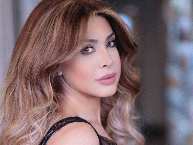 نوال الزغبي تستعرض أنوثتها بـ”فوق الركبة”