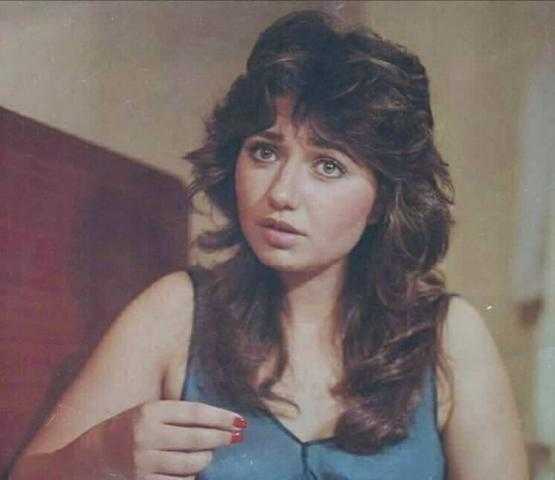 شاهد ..ليلى علوي تستعيد ذكرياتها بصورة أبيض وأسود