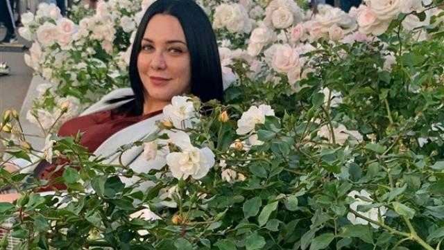 سلاف فواخرجي وسط الورود في أحدث جلسة تصوير