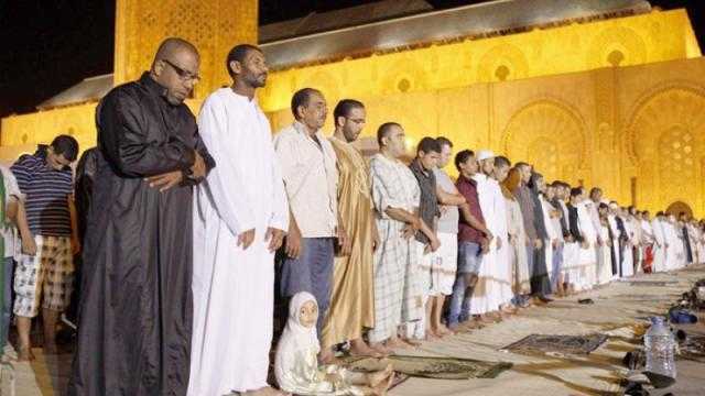 الإفتاء توضح حكم إسدال اليدين في الصلاة وتأثيره على الصحة