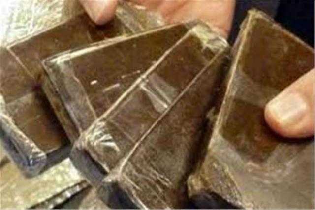 القبض على 3 عاطلين و بحوزتهم 2 كيلو و100 جرام من مخدر الحشيش