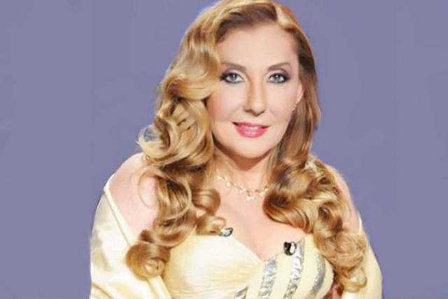 نادية الجندى أنظار جمهورها بأحدث الإطلالات