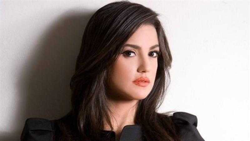 درة زروق تخطف الأنظار بالبينك المثير