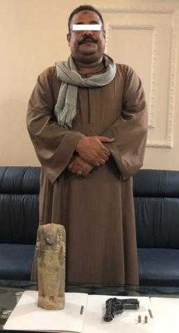 القبض على عامل بحوزته طبنجة غير مرخصة وتمثال أثري بسوهاج