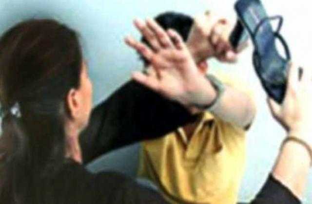 شاب يشتكى زوجته لمحكمة الأسرة : بتضربنى قدام أهلى