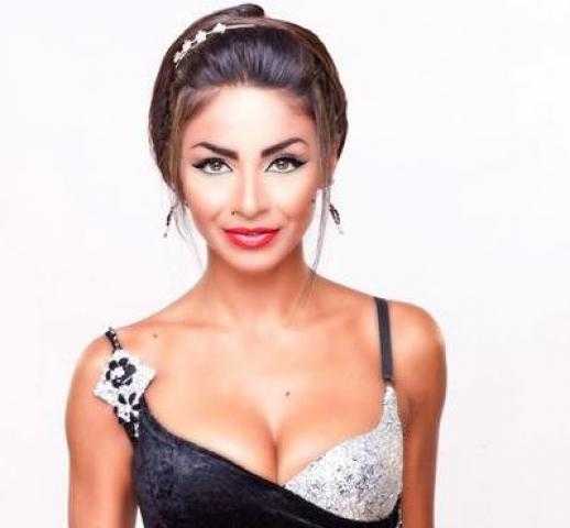 قيمص أم فستان.. دوللي شاهين تستعرض تناسق ساقيها