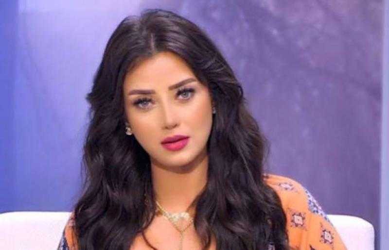 رضوي الشربيني تتألق بالفوشيا