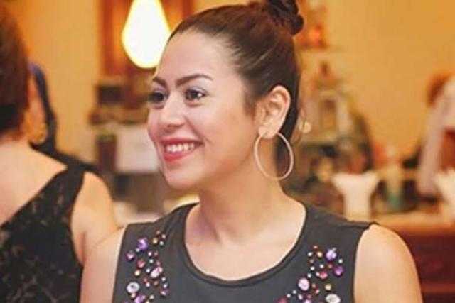 لقاء الخميسي تظهر بفستان مثير يكشف صدرها