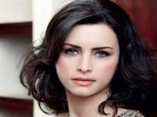 أول تعليق من «نور» على تشابه فستانها مع فستان منى زكى