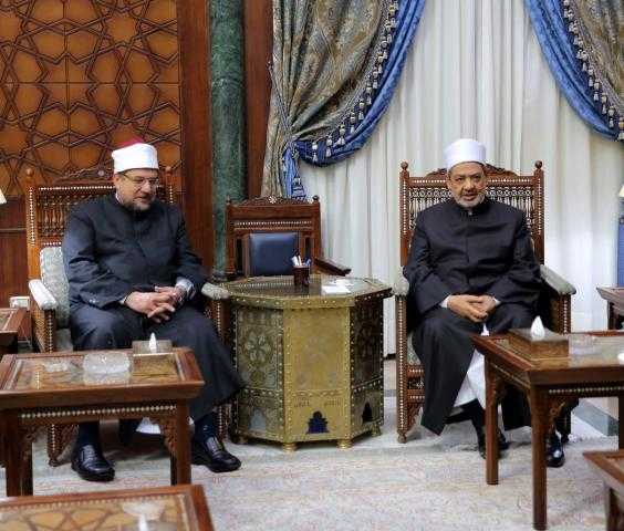 وزير الأوقاف يزور شيخ الأزهر ويطمئن على حالته الصحية