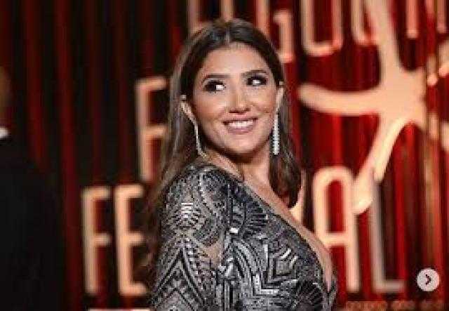 مي عمر تشعل السوشيال ميديا.. والجمهور: ”إيه القمر ده”