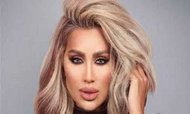 بفستان من الريش.. مايا دياب تحيي حفلها بتركيا
