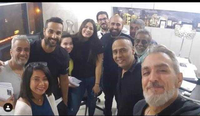 بالصور.. جلسات عمل تجمع فريق مسلسل «ملاك» استعدادًا لتصويره
