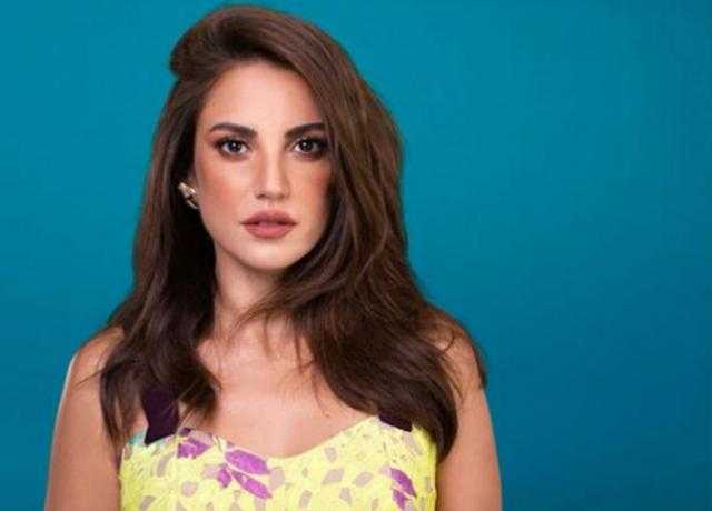 شاهد .. أناقة درة بإطلالتها الرقيقة