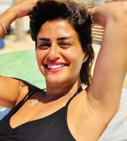 بهذه الإطلالة.. شاهد منة فضالي في سوريا