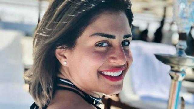 منة فضالي بفوق الركبة.. ومعجبون: «جمالك مش عادي» (صورة)