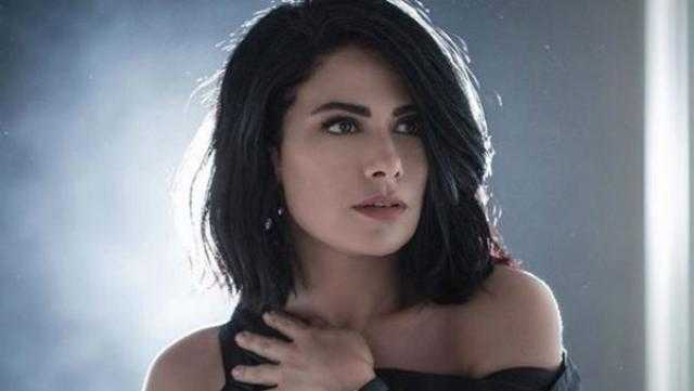 بمكياج صاخب.. صبا مبارك تبرز جمال ملامحها