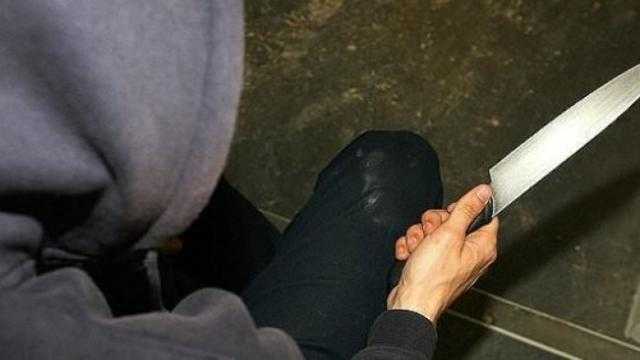 بسبب 25 جنيها.. طالب يشرع في قتل عامل بالمنيا