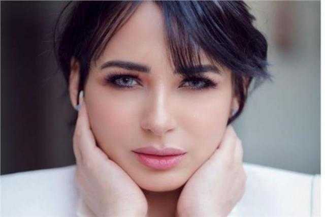 ساندى على إنستجرام بفستان قصير