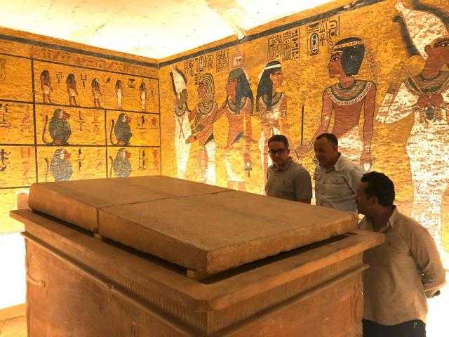 وزير الآثار يتفقد تركيب غطاء تابوت توت عنخ آمون بمدينة الأقصر