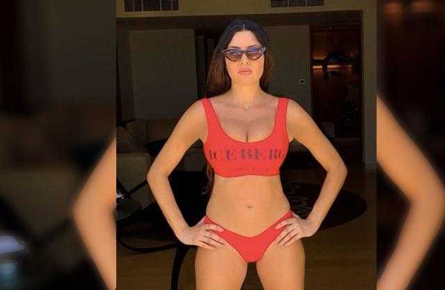 لاميتا فرنجية تستعرض أنوثتها بفوق الركبة (صورة)