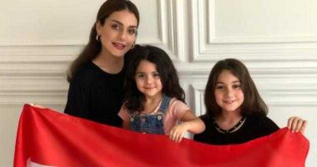 نجلة هيفاء وهبي وحفيدتاها يرفعن علم لبنان: «الحق ما بيموت»