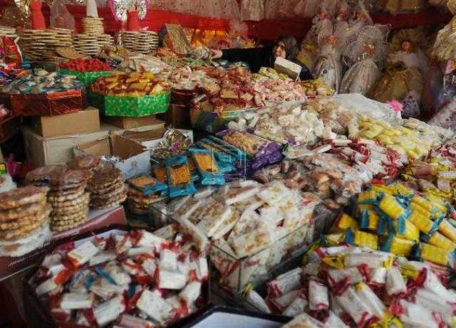 ضبط 14 طن حلويات مجهولة المصدر داخل مصنع قبل بيعها بالمولد النبوى