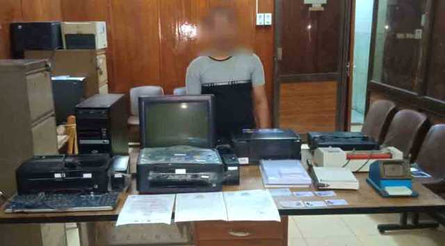 القبض على عامل باستديو احترف تزوير وترويج المحررات الرسمية بالقاهرة