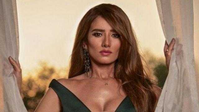 بإطلالة جريئة.. زينة تصدم جمهورها بالهالوين