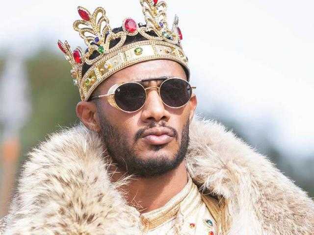 شاهد.. محمد رمضان يواجه الأمطار بالقناع الذهبي