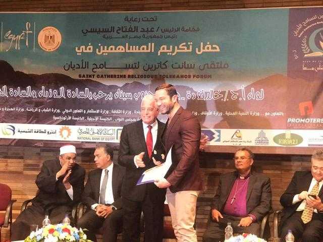 بالصور.. محافظ جنوب سيناء يكرم الإعلامي تامر شلتوت