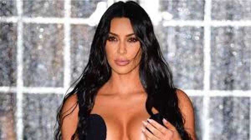 كيم كارداشيان تبرز أناقتها في إطلالة جديدة