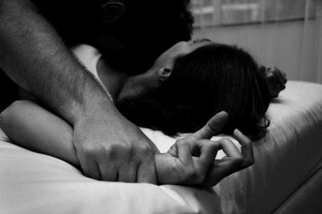 هربت من أسرتها لإرضاء عشيقها.. فوقعت بين الذئاب الثلاثة