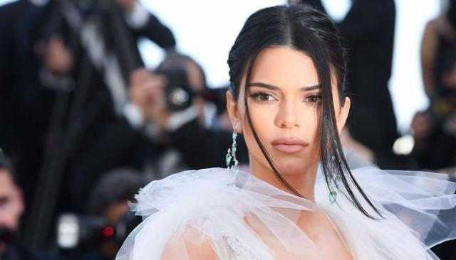 بجمالها الساحر.. كيندال جينر تعرض مجموعة مايكل كورس لربيع 2022