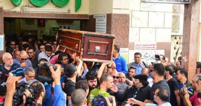 المشيعون يتوجهون بجثمان هيثم أحمد زكي إلى مقابر الأسرة بأكتوبر
