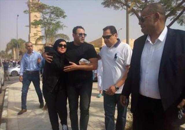 بالصور.. نجوم الفن يشاركون أكرم حسنى فى تشييع جثمان والده