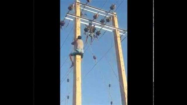 سقط عامل كهرباء من أعلى عامود أثناء صيانته بطلخا