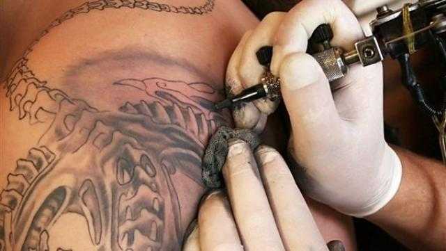 تعرف على حكم الشرع من الوشم للرجل والمرأة