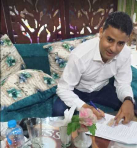 طه هاشم يوقع أولى رواياته ”الهروب إلى وطن ديما”