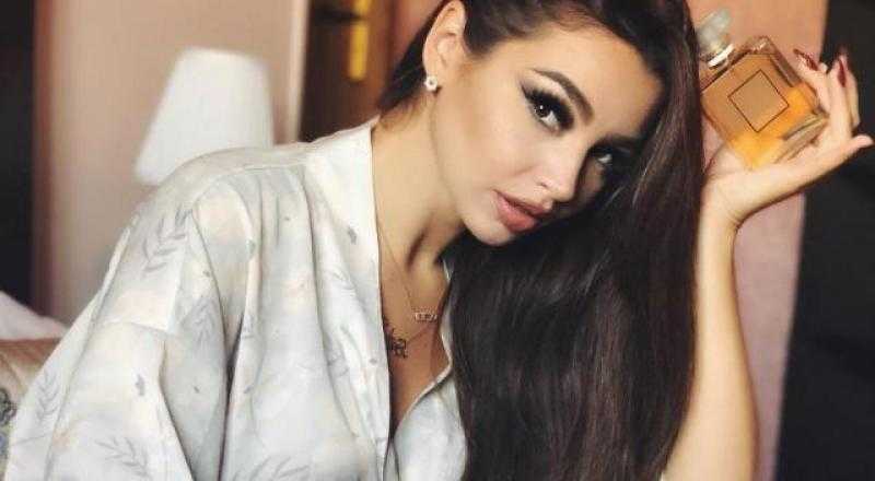 إطلالة جذابة لـ جوهرة علي البحر من الشرفة.. شاهد