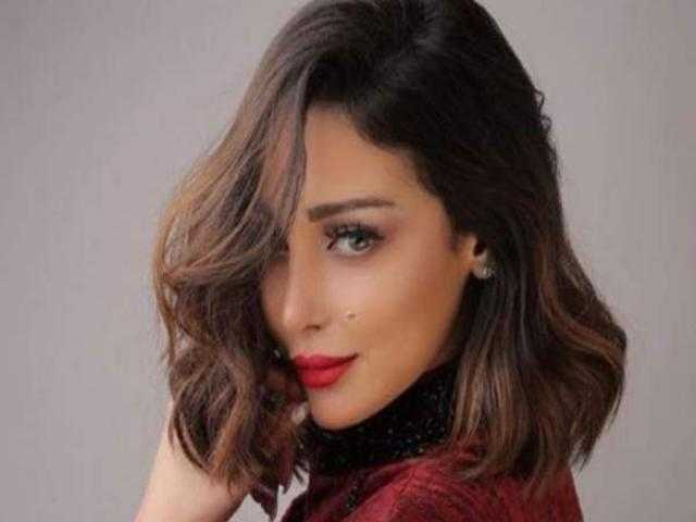 زوجة تامر حسني تلفت الأنظار بالخروج عن المألوف