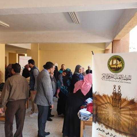 «خريجي الأزهر» توزع 1000 قطعة ملابس على أسر حي الأسمرات (صور)