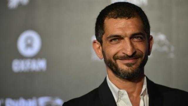 بلاغ يتهم الهارب عمرو واكد بالتحريض ضد الدولة المصرية