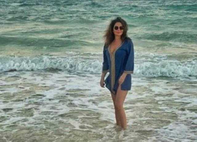 شاهد : إليسا بفستان أزرق وسط البحر بالمكسيك مع بداية الشتاء