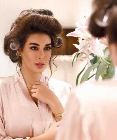 شاهد : ياسمين صبري بالروب واسطوانات الشعر