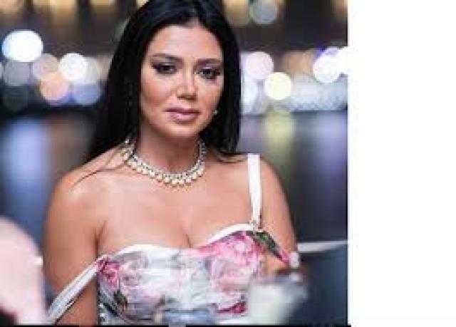 رانيا يوسف تخطف الأنظار بـ”فوق الركبة”