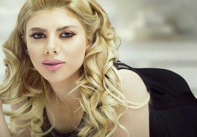 أميرة فتحي تستعرض رشاقتها داخل الجيم بكتف واحد