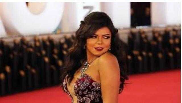 ناهد السباعي تغازل جمهورها بملابس السباحة